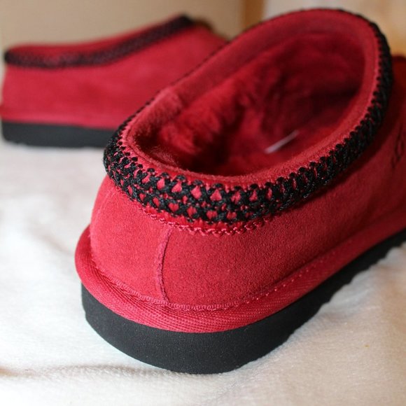 NIB UGG YOUTH 4 5 WOMENS 5.5-6 6.5-7 SUEDE SHEARLING LINED SLIPPERS RED BLACK - Picture 6 of 7